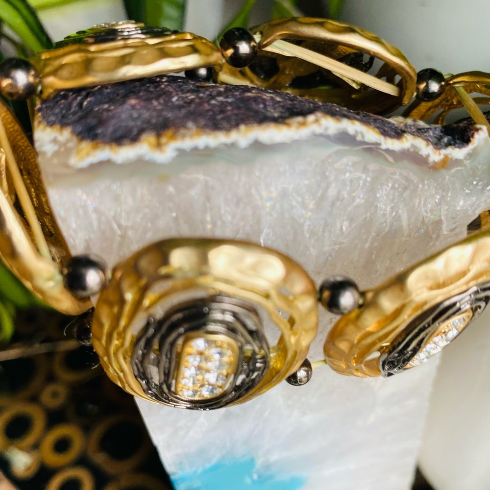 ✨ Vintage‑Inspired Statement Bracelet – Gold & Crystal Links - Picture 5 of 7